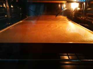 清爽豆乳盒子蛋糕,我家烤箱是上下火170℃预热，烤25min哟