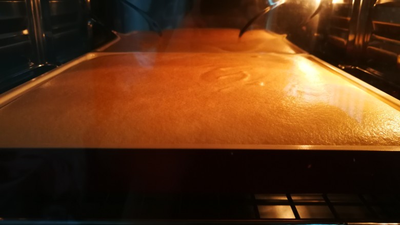 清爽豆乳盒子蛋糕,我家烤箱是上下火170℃预热，烤25min哟