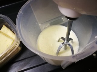 清爽豆乳盒子蛋糕,淡奶油分三次加糖打发