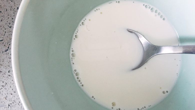 双色椰丝牛奶小方,搅拌均匀