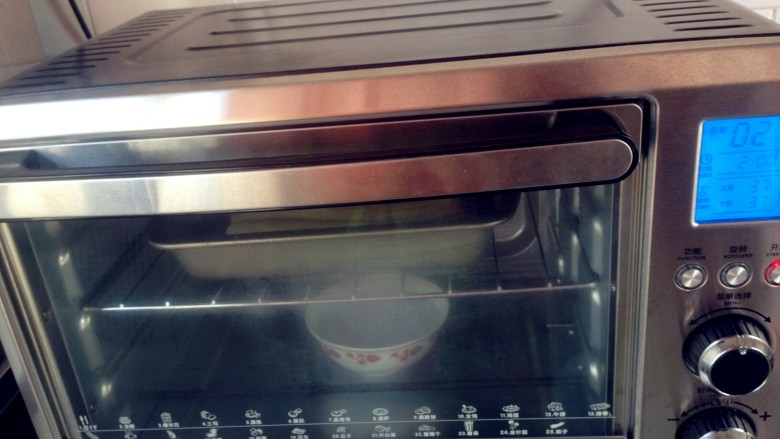莲藕排包,将烤盘放进东菱烤箱。里面放置一碗热水，选择烤箱的发酵档发酵50分钟左右。