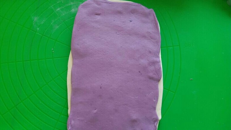 可爱紫薯馒头,紫色面团放在白色面团上面