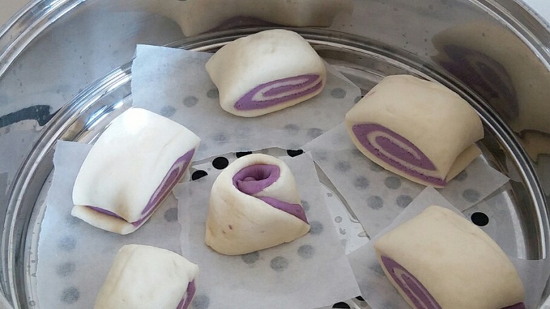 可爱紫薯馒头,馒头胚放在油纸上，盖上锅盖，室温静置35分钟