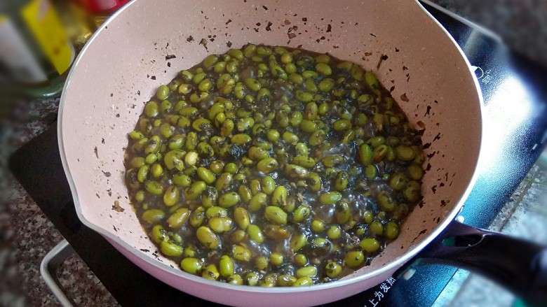 紫苏毛豆,豆子完全酥软后，开大火收干汤汁。
