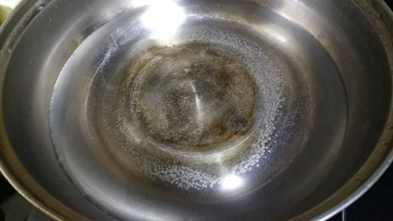 虫草花煲排骨,小锅加入清水，把清水烧开。