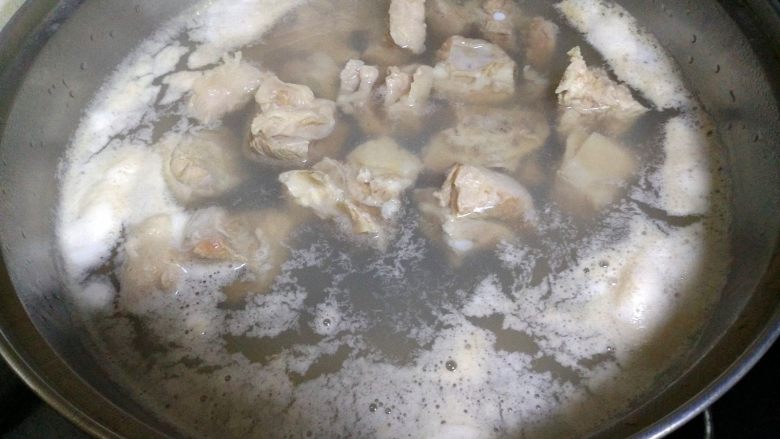 虫草花煲排骨,小锅里把排骨煮沸，去掉煮排骨时的泡沫。