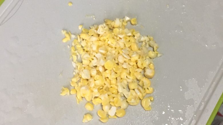 玉米胡萝卜蛋饼,玉米切碎