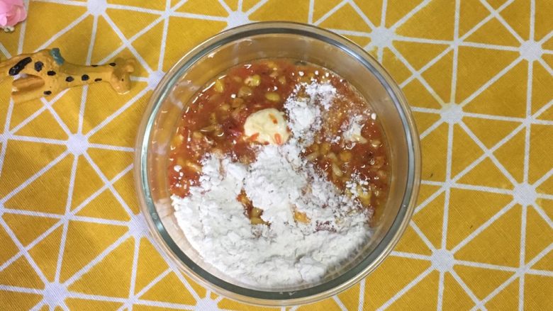 玉米胡萝卜蛋饼,倒入40克面粉，50克水，少许盐（可不加）搅拌均匀