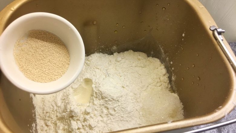 南瓜华夫饼,面粉中间挖一个小洞，倒入耐高糖酵母，用面粉盖住，按揉面模式
