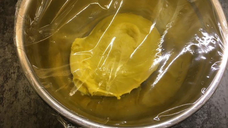 南瓜华夫饼,取出放入干净的盆中，盖上保鲜膜，放入冰箱冷藏发酵10小时左右