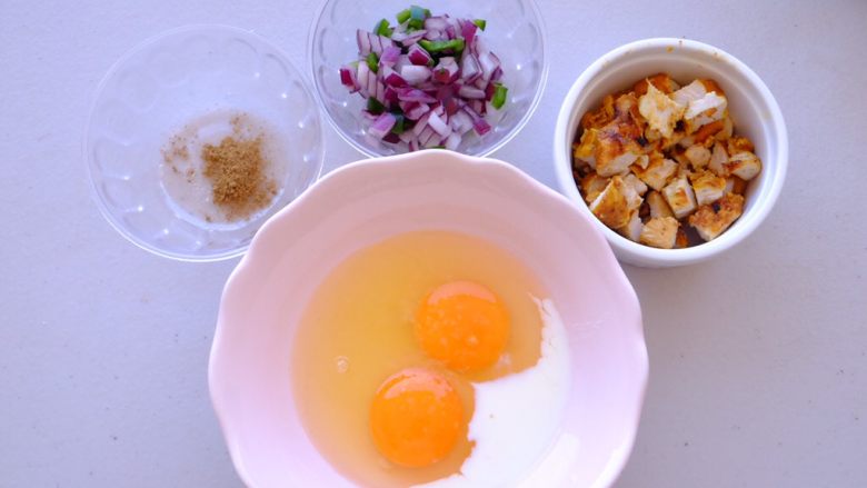 秘制异国风味鸡胸肉腌料&绝佳搭配
（减肥必备）,把绿辣椒 洋葱切丁 炒熟 敲两个鸡蛋 加一点牛奶和盐