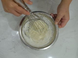 流心芝士塔,把奶油芝士（40克）均匀按扁在盆底，隔热水（水温不能高于70°）软化5~6分钟，放入糖粉，用蛋抽搅拌至光滑无颗粒。（奶油芝士可以换成马斯卡彭
