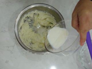 流心芝士塔,一次性加入牛奶10克（如果成倍量做，牛奶量多，需分次加入），搅打均匀。加入柠檬汁1.2克、朗姆酒0.4克伴匀。