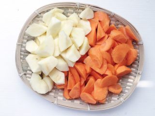 苹果胡萝卜果丹皮,食材处理：苹果去皮切块 先用盐水浸泡 胡萝卜去皮切成小块