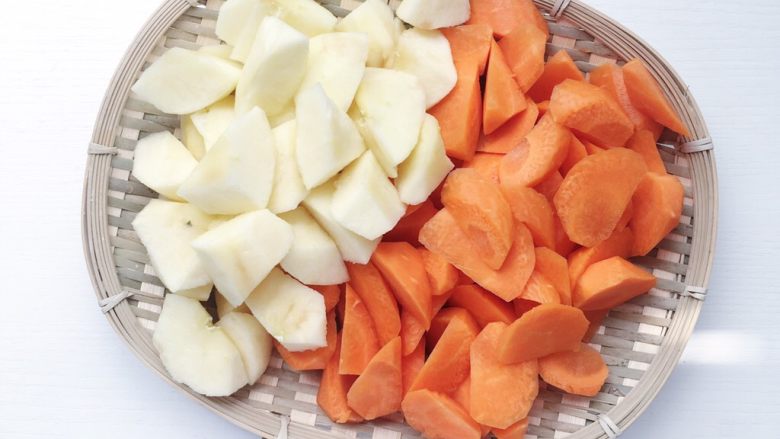 苹果胡萝卜果丹皮,食材处理：苹果去皮切块 先用盐水浸泡 胡萝卜去皮切成小块