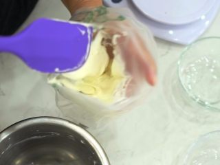 流心芝士塔,把淡奶油打发至7成，浓稠状，稍微有点纹路，可流动的状态即可，加入之前的芝士糊中搅拌均匀，放入裱花袋备用。