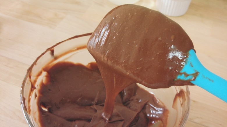 浓醇巧克力磅蛋糕（超详细）,检查面糊状态：此时应为顺滑，亮泽状