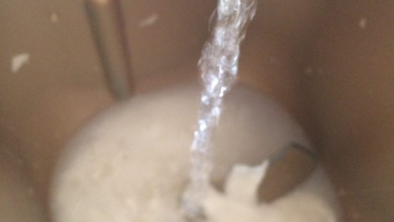 天然酵母欧包,，加入水浸泡2、3分钟。
