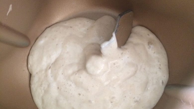 天然酵母欧包,开始制作面包了，称122克酵母液放在面包机里。