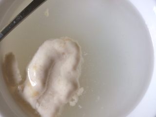 天然酵母欧包,勺一勺子酵母液放在一碗水里，观察一会，全浮在水面说明酵母液的活力很好。