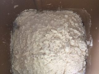 天然酵母欧包,倒入高粉、盐。一个揉面程序10分钟。