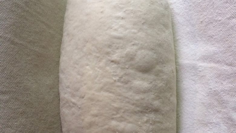 天然酵母欧包,整形好放在发酵布上发酵。