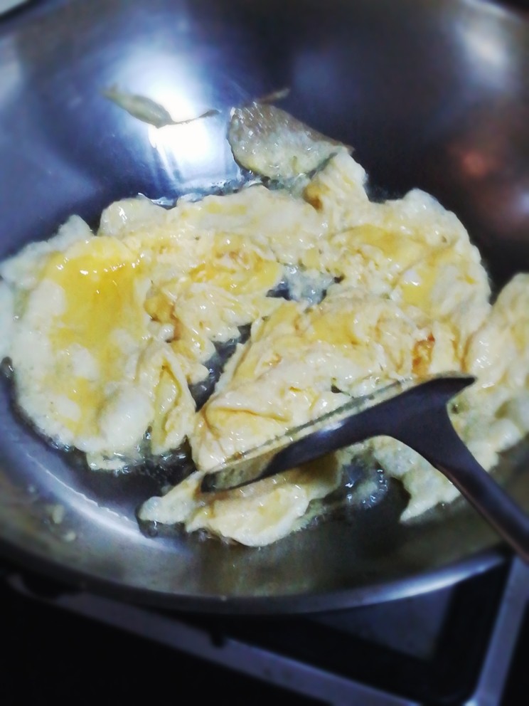 番茄青瓜炒鸡蛋,起油锅，放入鸡蛋炒散。