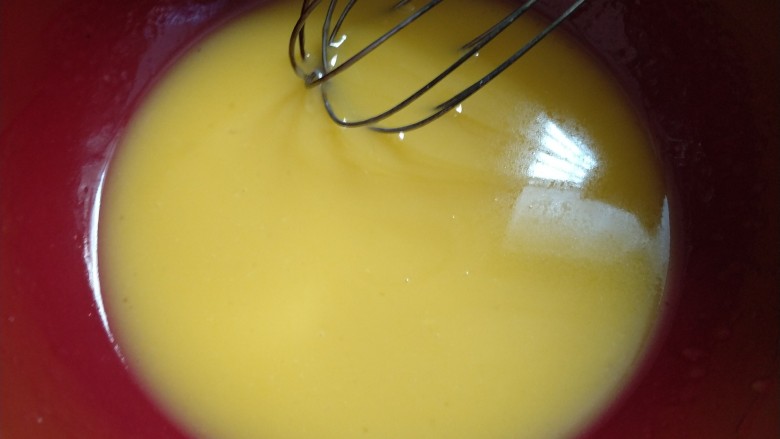 榴莲夹心蛋糕,加入玉米油的蛋黄用蛋抽拌匀乳化状态