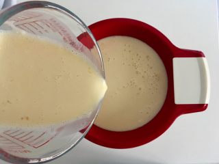 减肥版香蕉可丽饼,将面奶蛋液过筛