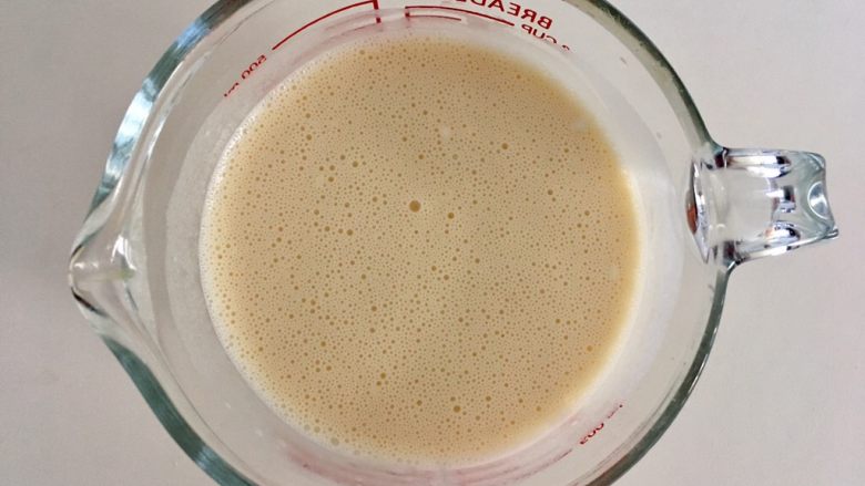 减肥版香蕉可丽饼,将面奶液倒入蛋液中混合均匀