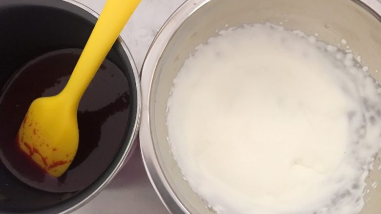 法式覆盆子奶油杏仁蛋糕,淡奶油打发至6分微微流动状，分2次与覆盆子溶液拌匀
