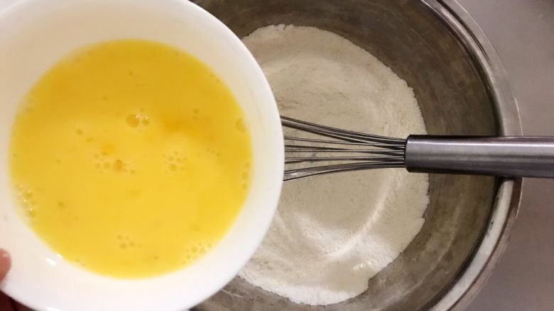 法式覆盆子奶油杏仁蛋糕,加入全蛋液用蛋抽搅拌均匀至微微发白