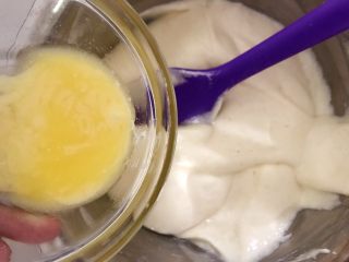 法式覆盆子奶油杏仁蛋糕,蛋白分3次加入面糊翻拌均匀后加入黄油糊翻拌均匀