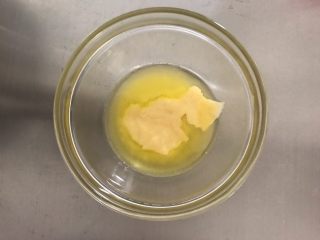法式覆盆子奶油杏仁蛋糕,取少量面糊加入融化的黄油液中拌匀