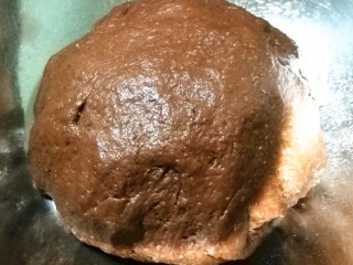 巧克力夹心软欧包,安睡一晚，早上将面团取出，在室温下放置回温25分钟，面团发至原来的两倍大，这是第一次发酵，切不可发酵过度。冷藏发酵法让烤出的面包更松软。