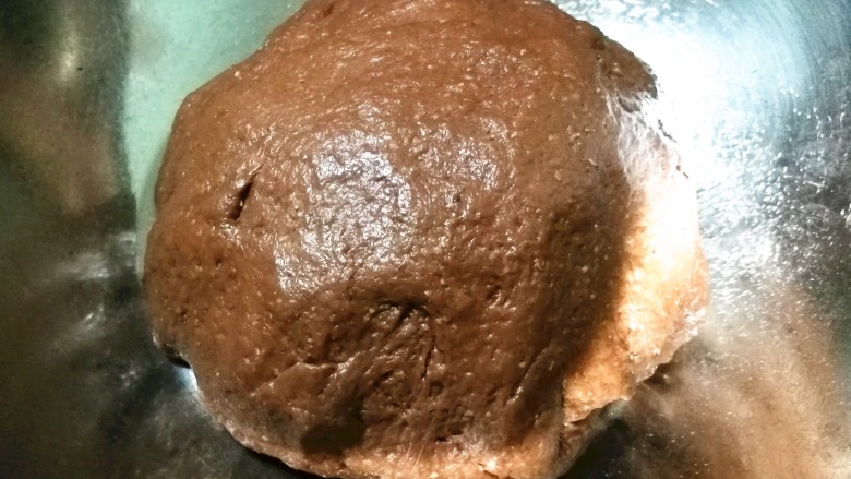 巧克力夹心软欧包,安睡一晚，早上将面团取出，在室温下放置回温25分钟，面团发至原来的两倍大，这是第一次发酵，切不可发酵过度。冷藏发酵法让烤出的面包更松软。