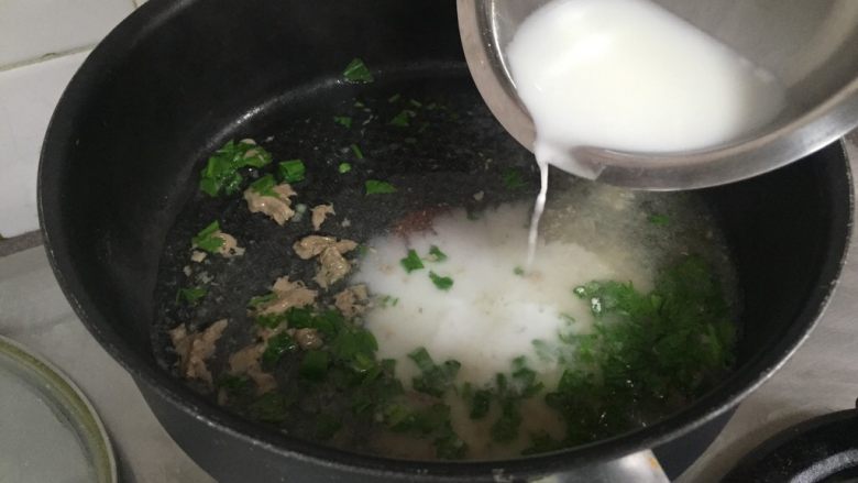 宝宝食谱·清蒸狮子头牛肉版,用一汤匙半的淀粉兑一碗水，勾芡。