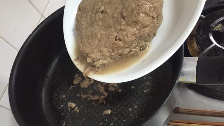 宝宝食谱·清蒸狮子头牛肉版,蒸好后的肉球倒扣入盘，把汤子倒入锅内；