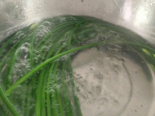 金针菇豆皮卷,把韭菜花放入焯几秒熄火捞出过冷水后捞出