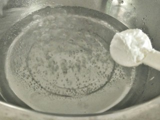 金针菇豆皮卷,烧一锅水开后放入一小勺苏打粉（这个步骤是预防韭菜花变色）
