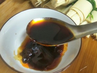 金针菇豆皮卷,把郫县豆瓣酱 蚝油 酱油 辣味火锅底料和水混合一起搅拌均匀