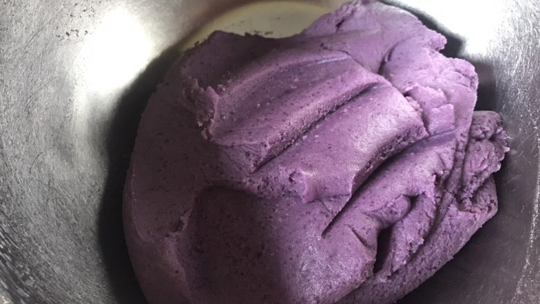 抹茶紫薯蛋黄酥,搅拌好的紫薯泥很细腻