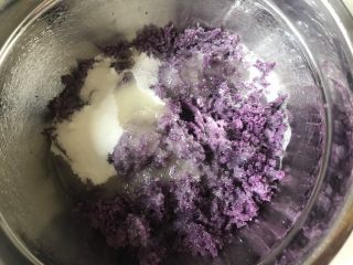 抹茶紫薯蛋黄酥,加入奶油，糖，玉米油搅拌均匀