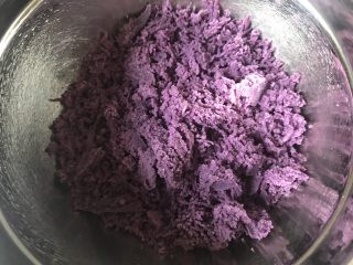 抹茶紫薯蛋黄酥,紫薯洗干净切小块蒸熟过筛，紫薯要稍微多一点，不然过筛后会不够