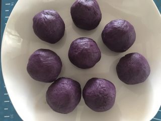 抹茶紫薯蛋黄酥,包好的紫薯蛋黄球用保鲜膜包好