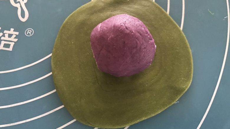 抹茶紫薯蛋黄酥,包上紫薯球