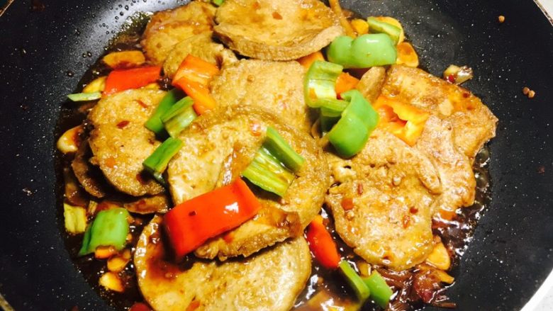 家常烧素鸡,把青红椒块与素鸡翻炒均匀。