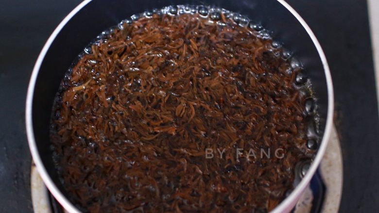 奶茶烧仙草,红茶叶过一遍水之后放入开水里，小火煮1分钟