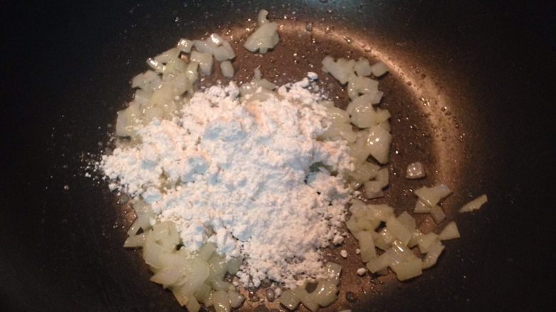 焗烤花椰菜（西兰花）,加入面粉炒香