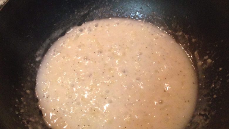 焗烤花椰菜（西兰花）,加入牛奶和水，煮滚成浓稠白酱，并调味。